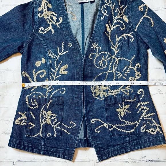 Chicos Dark Wash Denim Jacket Tan Boho Embroidery Chico’s 0 or Small - Picture 9 of 10